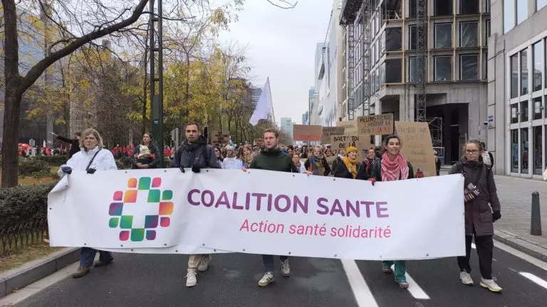 “Stop à la chasse aux malades” : la Coalition Santé dénonce les mesures brutales du gouvernement fédéral
